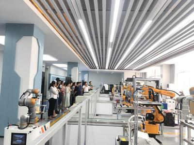 學(xué)校圓滿完成智能制造創(chuàng)新工廠系統(tǒng)集成與應(yīng)用師資班培訓(xùn)，助力人工智能行業(yè)應(yīng)用系統(tǒng)集成服務(wù)人才培養(yǎng)